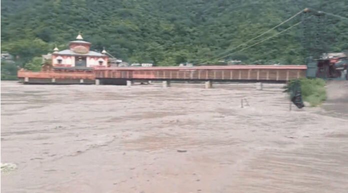 Dhari Devi Temple in Alaknanda River Dhari Devi Temple in Alaknanda River