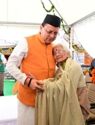 मुख्यमंत्री पुष्कर सिंह धामी मसूरी गोलीकांड के शहीदों के परिजनों के साथ।