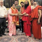 Anuradha Paudwal Takes Blessings From Shri Mahant Ravindrapuri Maharaj in Haridwar Anuradha Paudwal in Haridwar