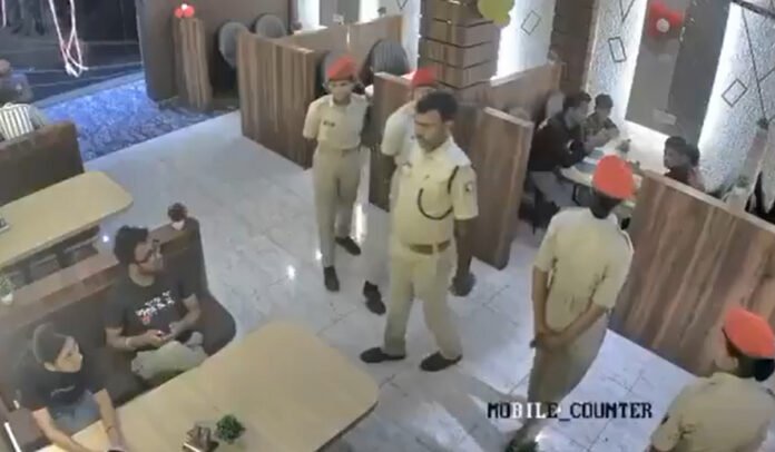 Bihar SHO arguing with siblings Bihar SHO arguing with siblings